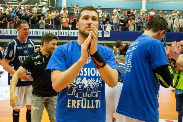 Tomas Babak 19 Bergischer HC celebrates the rise in the Bundesliga with the rise T shirt Bergischer HC vs Wilhelmshavener HV Handball 2 Bundesliga 20 04 18 Solingen NRW Germany Klingenhalle Copyright: xcdnx