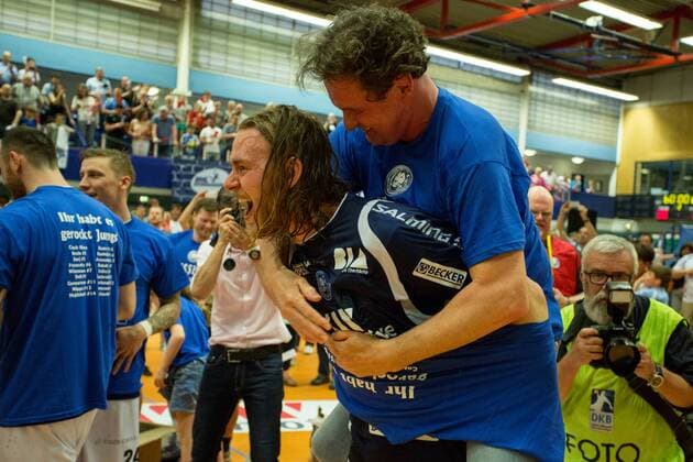 Maciej Majdzinski 14 Bergischer HC and Joerg Foeste Kaufmännischer Leiter Bergischer HC celebrate with the rise T shirt the rise in the 1 Bundesliga Bergischer HC vs Wilhelmshavener HV Handball 2 Bundesliga 20 04 18 Solingen NRW Germany Klingenhalle Copyright: xcdnx