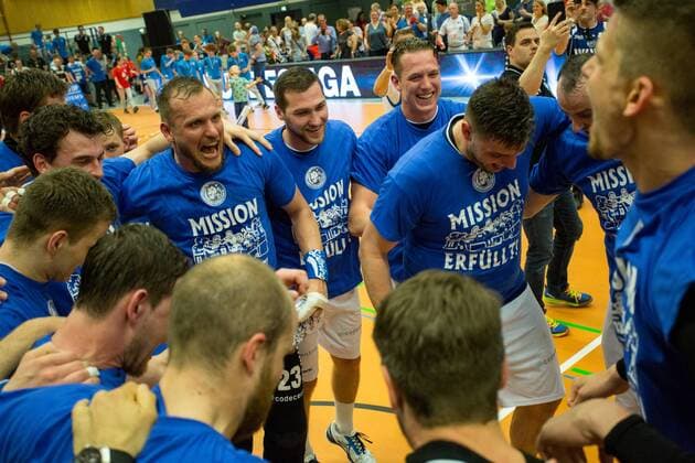 The team of the Bergische HC celebrates the promotion to the 1 Bundesliga Bergischer HC vs Wilhelmshavener HV Handball 2 Bundesliga 20 04 18 Solingen NRW Germany Klingenhalle Copyright: xcdnx