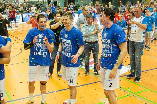 Bergisch HC and Maximilian Leon Bettin 2 Bergischer HC celebrate with the rise T shirt the rise in the 1 Bundesliga Bergischer HC vs Wilhelmshavener HV Handball 2 Bundesliga 20 04 18 Solingen NRW Germany Klingenhalle Copyright: xcdnx