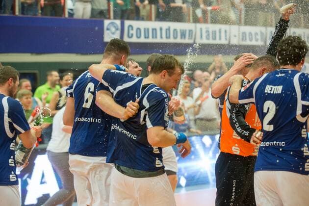 Leos Petrovsky 6 Bergischer HC Milan Kotrc 15 Bergischer HC Christopher Rudeck 16 TW Bergischer HC and Maximilian Leon Bettin 2 Bergischer HC and others celebrate promotion to the top league in the 1 Bundesliga Bergischer HC vs Wilhelmshavener HV Handball 2 Bundesliga 20 04 18 Solingen NRW Germany Blade Hall Copyright: xcdnx