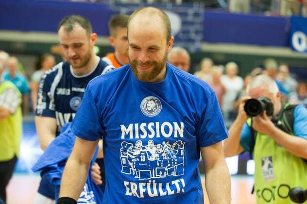Kristian Nippes 13 Bergischer HC celebrates the rise in the Bundesliga with the rise of the T-shirt Bergischer HC vs Wilhelmshavener HV Handball 2 Bundesliga 20 04 18 Solingen NRW Germany Klingenhalle Copyright: xcdnx
