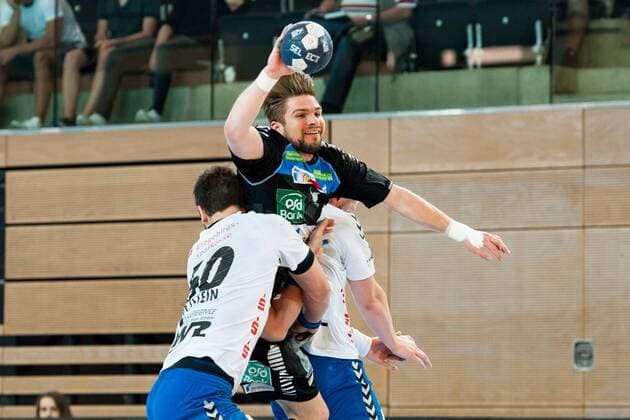 Felix Handschke Nr 22 Vikings sits here against Marc Pechstein No. 60 Aue by HC Rhein Vikings vs EHV Aue Handball 2 Bundesliga 20 04 18 Dusseldorf NRW Germany Castello Copyright: xcdn_nszx