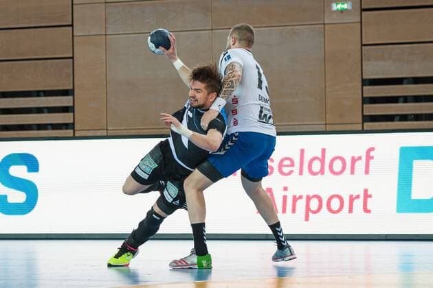 Felix Handschke No. 22 Vikings in a duel with Mindaugas Dumcius No. 13 Aue HC Rhein Vikings vs. EHV Aue Handball 2 Bundesliga 20 04 18 Dusseldorf NRW Germany Castello Copyright: xcdn_nszx