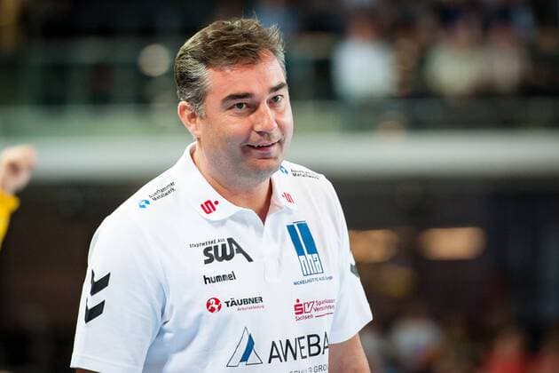 Has a smile. Guest coach Stephan Swat Coach Aue HC Rhein Vikings vs. EHV Aue Handball 2 Bundesliga 20 04 18 Düsseldorf NRW Germany Castello Copyright: xcdn_nszx