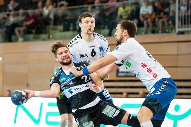 Felix Handschke No. 22 Vikings tries to beat Kevin Roch No. 6 Aue and Marc Pechstein No. 60 Aue HC Rhein Vikings vs. EHV Aue Handball 2 Bundesliga 20 04 18 Dusseldorf NRW Germany Castello Copyright: xcdn_nszx