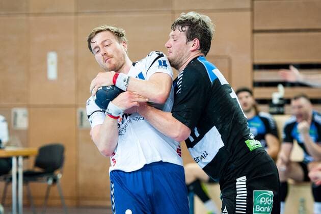 Fight for the ball at Eric Meinhardt Nr 3 Aue and Bennet Johnen Nr 17 Vikings HC Rhein Vikings vs EHV Aue Handball 2 Bundesliga 20 04 18 Dusseldorf NRW Germany Castello Copyright: xcdn_nszx