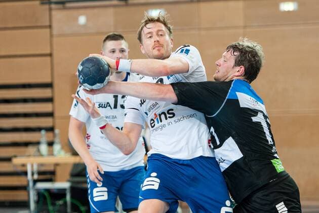 Battle between Eric Meinhardt No. 3 Aue and Bennet Johnen No. 17 Vikings HC Rhein Vikings vs EHV Aue Handball 2 Bundesliga 20 04 18 Dusseldorf NRW Germany Castello Copyright: xcdn_nszx