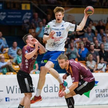 Johannes Wasielewskie 18 from Dessau Rosslauer HV 06 at the throw with Fin Backs 41 from Eintracht Hildesheim l during the meeting in the DKB Handball 2 Bundesliga between Dessau Rosslauer HV 06 and Eintracht Hildesheim at the Anhalt Arena on April 20 2018 in Bauhausstadt Dessau Saxony Anhalt Germany HB 2BL Dessau Rosslauer HV 06 Eintracht Hildesheim Bauhaus city Dessau Copyright: xEIBNER HartmutxBoesenerx EP_HBR