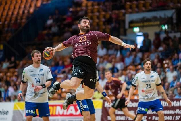 Niko Tzoufras 23 from Eintracht Hildesheim at the throw in the DKB Handball 2 Bundesliga between Dessau Rosslauer HV 06 and Eintracht Hildesheim at the Anhalt Arena on April 20 2018 in Bauhausstadt Dessau Saxony Anhalt Germany HB 2BL Dessau Rosslauer HV 06 Eintracht Hildesheim Bauhausstadt Dessau Copyright: xEIBNER HartmutxBoesenerx EP_HBR