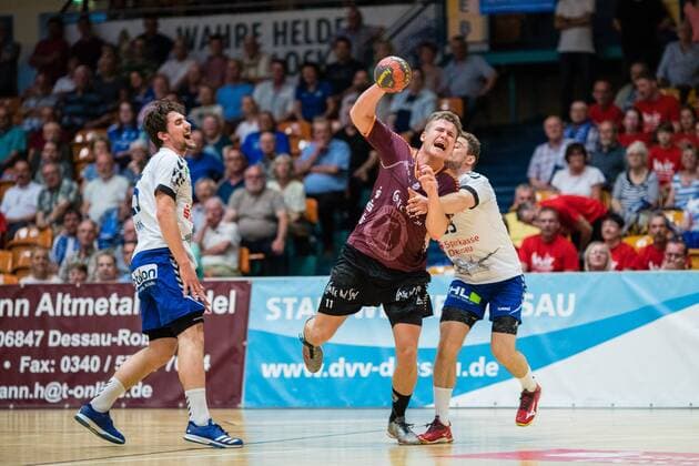 Robin John 11 of Eintracht Hildesheim in a duel with Jan Zahradnicek 33 of Dessau Rosslauer HV 06 and Tom Hanner 25 of Dessau Rosslauer HV 06 l during the match in the DKB Handball 2 Bundesliga between Dessau Rosslauer HV 06 and Eintracht Hildesheim in the Anhalt Arena on April 20 2018 in Bauhausstadt Dessau Saxony Anhalt Germany HB 2BL Dessau Rosslauer HV 06 Eintracht Hildesheim Bauhausstadt Dessau Copyright: xEIBNER HartmutxBoesenerx EP_HBR