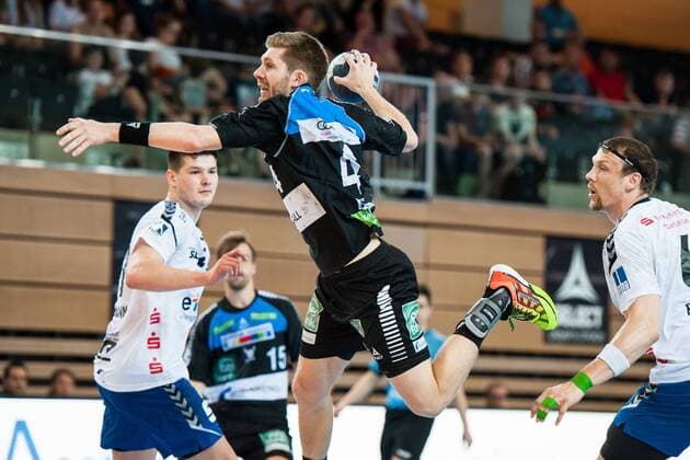 Throws powerfully at goal Christian Hoehe Nr 4 Vikings HC Rhein Vikings vs EHV Aue Handball 2 Bundesliga 20 04 18 Dusseldorf NRW Germany Castello Copyright: xcdn_nszx