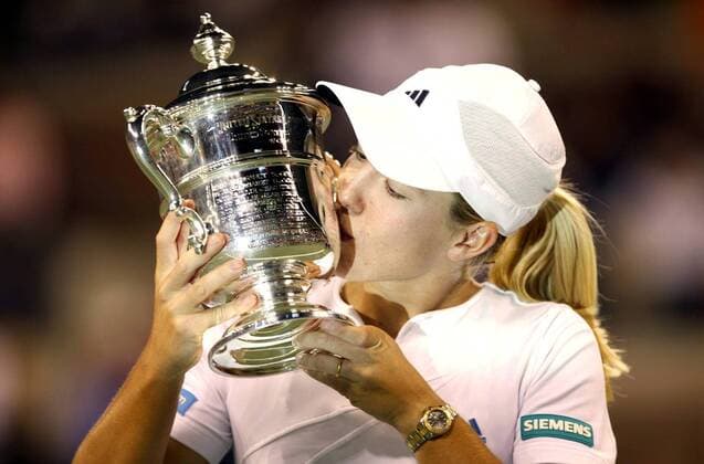 Tennis, US Open Damen Finale 2003, Justine Henin-Hardenne - Kim Clijsters BRU01 - 20030907 - NEW YORK, USA : Justine Henin-Hardenne of Belgium kisses her trophy after defeating Kim Clijsters to win the women s final at the 2003 US Open tennis championships, in Flushing Meadows, New York, Saturday 06 September 2003. Second seed Henin-Hardenne defeated world number one Clijsters 7-5, 6-1 to win her first US Open tennis title.  x1377281x