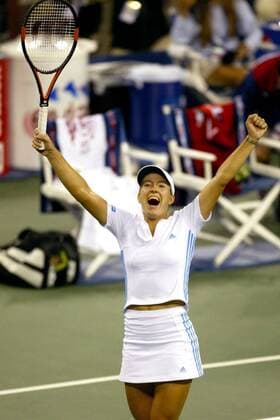 Tennis, US Open Damen Finale 2003, Justine Henin-Hardenne - Kim Clijsters BRU06 - 20030907 - NEW YORK, USA : Justine Henin-Hardenne of Belgium celebrates after defeating Kim Clijsters to win the women s final at the 2003 US Open tennis championships, in Flushing Meadows, New York, Saturday 06 September 2003. Second seed Henin-Hardenne defeated world number one Clijsters 7-5, 6-1 to win her first US Open tennis title.  x1377286x