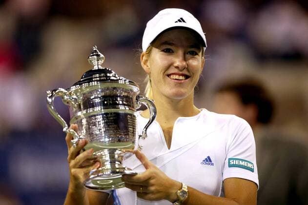 Tennis, US Open Damen Finale 2003, Justine Henin-Hardenne - Kim Clijsters BRU07 - 20030907 - NEW YORK, USA : Justine Henin-Hardenne of Belgium poses with her trophy after defeating Kim Clijsters to win the women s final at the 2003 US Open tennis championships, in Flushing Meadows, New York, Saturday 06 September 2003. Second seed Henin-Hardenne defeated world number one Clijsters 7-5, 6-1 to win her first US Open tennis title.  x1377288x