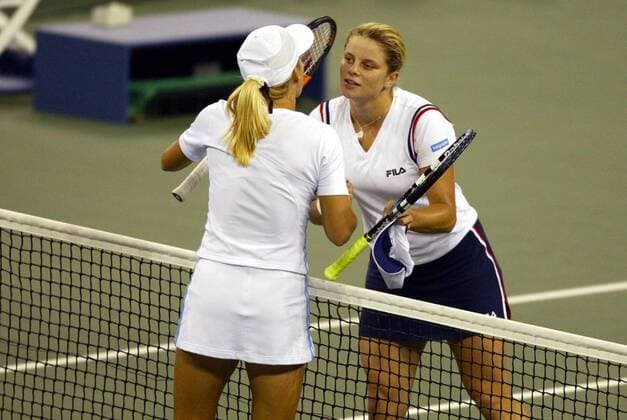 Tennis, US Open Damen Finale 2003, Justine Henin-Hardenne - Kim Clijsters BRU17 - 20030907 - NEW YORK, USA : Winner Justine Henin-Hardenne (L) and finalist Kim Clijsters of Belgium (R) salute each other at the end the women s final at the 2003 US Open tennis championships, in Flushing Meadows, New York, Saturday 06 September 2003. Second seed Henin-Hardenne defeated world number one Clijsters 7-5, 6-1 to win her first US Open tennis title.  x1377299x