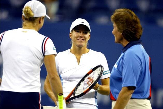 Tennis, US Open Damen Finale 2003, Justine Henin-Hardenne - Kim Clijsters BRU19 - 20030907 - NEW YORK, USA : Winner Justine Henin-Hardenne (C) and finalist Kim Clijsters of Belgium (L) make the toss at the beginning of the women s final at the 2003 US Open tennis championships, in Flushing Meadows, New York, Saturday 06 September 2003. Second seed Henin-Hardenne defeated world number one Clijsters 7-5, 6-1 to win her first US Open tennis title.  x1377302x
