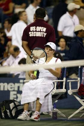 Tennis, US Open Damen Finale 2003, Justine Henin-Hardenne - Kim Clijsters BRU31 - 20030907 - NEW YORK, USA : Kim Clijsters of Belgium inspects her racket during a break of her women s final at the 2003 US Open tennis championships against Justine Henin-Hardenne, in Flushing Meadows, New York, Saturday 06 September 2003. Second seed Henin-Hardenne defeated world number one Clijsters 7-5, 6-1 to win her first US Open tennis title.  x1377318x