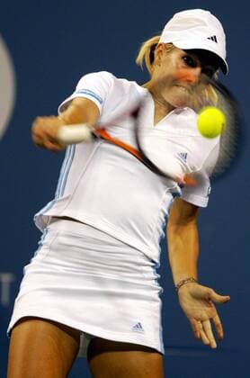 Tennis, US Open Damen Finale 2003, Justine Henin-Hardenne - Kim Clijsters BRU33 - 20030907 - NEW YORK, USA : Winner Justine Henin-Hardenne hits a backhand to Kim Clijsters of Belgium during the women s final at the 2003 US Open tennis championships, in Flushing Meadows, New York, Saturday 06 September 2003. Second seed Henin-Hardenne defeated world number one Clijsters 7-5, 6-1 to win her first US Open tennis title.  x1377322x