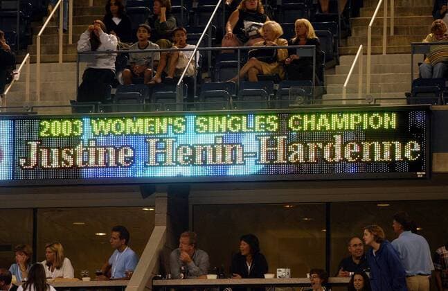Tennis, US Open Damen Finale 2003, Justine Henin-Hardenne - Kim Clijsters BRU36 - 20030907 - NEW YORK, USA : A board displays the name of Justine Henin-Hardenne of Belgium as 2003 women s singles champion after she defeated Kim Clijsters to win the women s final at the 2003 US Open tennis championships, in Flushing Meadows, New York, Saturday 06 September 2003. Second seed Henin-Hardenne defeated world number one Clijsters 7-5, 6-1 to win her first US Open tennis title.  x1377325x