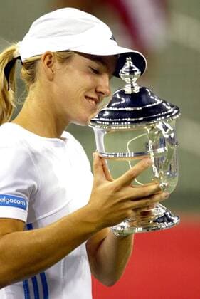 Tennis, US Open Damen Finale 2003, Justine Henin-Hardenne - Kim Clijsters BRU41 - 20030907 - NEW YORK, USA : Justine Henin-Hardenne of Belgium kisses her trophy after defeating Kim Clijsters to win the women s final at the 2003 US Open tennis championships, in Flushing Meadows, New York, Saturday 06 September 2003. Second seed Henin-Hardenne defeated world number one Clijsters 7-5, 6-1 to win her first US Open tennis title.  x1377330x