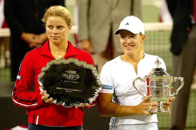 Tennis, US Open Damen Finale 2003, Justine Henin-Hardenne - Kim Clijsters BRU45 - 20030907 - NEW YORK, USA : Winner Justine Henin-Hardenne (R) and finalist Kim Clijsters of Belgium (L) pose with their trophies after the women s final at the 2003 US Open tennis championships, in Flushing Meadows, New York, Saturday 06 September 2003. Second seed Henin-Hardenne defeated world number one Clijsters 7-5, 6-1 to win her first US Open tennis title.  x1377334x