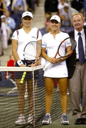 Tennis, US Open Damen Finale 2003, Justine Henin-Hardenne - Kim Clijsters BRU50 - 20030907 - NEW YORK, USA : Winner Justine Henin-Hardenne (C) and finalist Kim Clijsters of Belgium (L) pose after making the toss at the beginning of the women s final at the 2003 US Open tennis championships, in Flushing Meadows, New York, Saturday 06 September 2003. Second seed Henin-Hardenne defeated world number one Clijsters 7-5, 6-1 to win her first US Open tennis title.  x1377341x