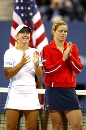 Tennis, US Open Damen Finale 2003, Justine Henin-Hardenne - Kim Clijsters BRU54 - 20030907 - NEW YORK, USA : Winner Justine Henin-Hardenne (L) and finalist Kim Clijsters of Belgium (R) applause during the prize-giving ceremony after the women s final at the 2003 US Open tennis championships, in Flushing Meadows, New York, Saturday 06 September 2003. Second seed Henin-Hardenne defeated world number one Clijsters 7-5, 6-1 to win her first US Open tennis title.  x1377345x