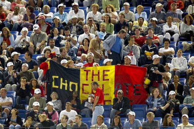 Tennis, US Open Damen Finale 2003, Justine Henin-Hardenne - Kim Clijsters BRU59 - 20030907 - NEW YORK, USA : Belgian supporters holds flags during the women s final at the 2003 US Open tennis championships, in Flushing Meadows, New York, Saturday 06 September 2003. Second seed Henin-Hardenne defeated world number one Clijsters 7-5, 6-1 to win her first US Open tennis title.  x1377350x
