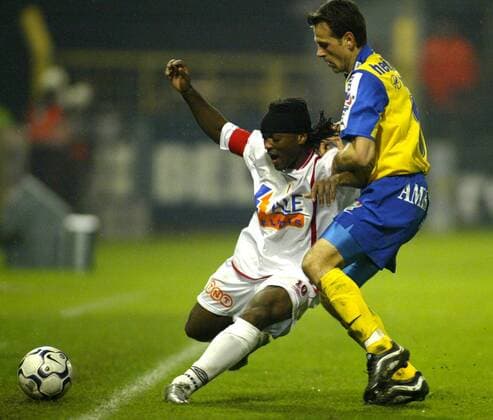 BRU272 - - SINT-TRUIDEN, BELGIUM : Sint-Truiden s Gunter Verjans (R) chases Standard s Almani Da Silva Moreira (L) during their first league soccer match Sint-Truiden vs Standard, Sunday 26 October 2003, in Sint-Truiden. PETERxDExVOECHT-MICHELxKRAKOWSKI  x1425707x