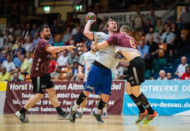 Florian Pfeiffer 14 from Dessau Rosslauer HV 06 in a duel with Lukas Schieb 6 from Eintracht Hildesheim r and Niko Tzoufras 23 from Eintracht Hildesheim l during the match at the DKB Handball 2 Bundesliga between Dessau Rosslauer HV 06 and Eintracht Hildesheim at the Anhalt Arena on April 20 2018 Bauhausstadt Dessau Saxony Anhalt Germany HB 2BL Dessau Rosslauer HV 06 Eintracht Hildesheim Bauhausstadt Dessau Copyright: xEIBNER HartmutxBoesenerx EP_HBR
