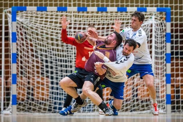 Niko Tzoufras 23 from Eintracht Hildesheim in a duel with Radek Sliwka 11 from Dessau Rosslauer HV 06 and Daniel Schmidt 19 from Dessau Rosslauer HV 06 during the match in the DKB Handball 2 Bundesliga between Dessau Rosslauer HV 06 and Eintracht Hildesheim in the Anhalt Arena on April 20 2018 Bauhausstadt Dessau Saxony Anhalt Germany HB 2BL Dessau Rosslauer HV 06 Eintracht Hildesheim Bauhausstadt Dessau Copyright: xEIBNER HartmutxBoesenerx EP_HBR