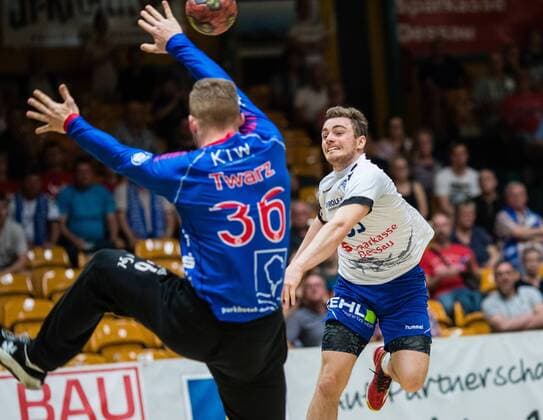 Jan Zahradnicek 33 of the Dessau Rosslauer HV 06 throwing on the goal of Paul Twarz 36 of Eintracht Hildesheim during the encounter in the DKB Handball 2 Bundesliga between Dessau Rosslauer HV 06 and Eintracht Hildesheim in the Anhalt Arena on April 20 2018 in Bauhausstadt Dessau Saxony Anhalt Germany HB 2BL Dessau Rosslauer HV 06 Eintracht Hildesheim Bauhausstadt Dessau Copyright: xEIBNER HartmutxBoesenerx EP_HBR