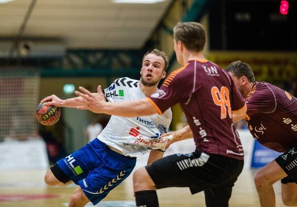 Vincent Sohmann 10 of the Dessau Rosslauer HV 06 in a duel with Leon Krka 99 of Eintracht Hildesheim during the meeting in the DKB Handball 2 Bundesliga between Dessau Rosslauer HV 06 and Eintracht Hildesheim in the Anhalt Arena on April 20 2018 in Bauhausstadt Dessau Saxony Anhalt Germany HB 2BL Dessau Rosslauer HV 06 Eintracht Hildesheim Bauhausstadt Dessau Copyright: xEIBNER HartmutxBoesenerx EP_HBR