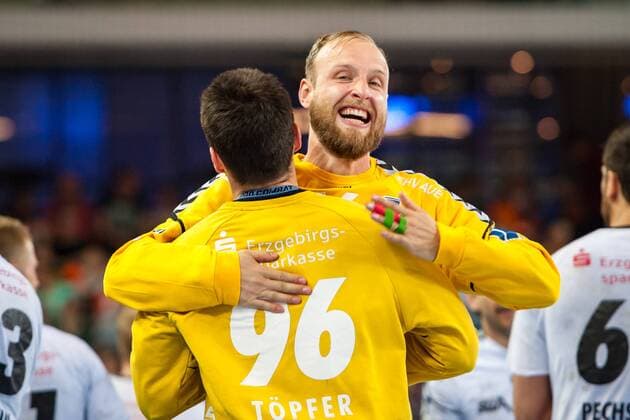 Erik Töpfer No. 96 Aue and substitute Robert Wetzel No. 16 Aue HC Rhein Vikings vs. EHV Aue Handball 2 Bundesliga 20 04 18 Dusseldorf NRW Germany Castello Copyright: xcdn_nszx