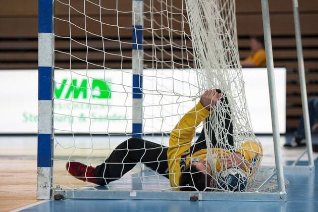 Caught in the net Goalkeeper Erik Töpfer No. 96 Aue HC Rhein Vikings vs. EHV Aue Handball 2 Bundesliga 20 04 18 Dusseldorf NRW Germany Castello Copyright: xcdn_nszx