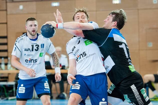 Hard body use by Bennet Johnen Nr 17 Vikings against Eric Meinhardt Nr 3 Aue In the background Mindaugas Dumcius Nr 13 Aue looks at the scene HC Rhein Vikings vs EHV Aue Handball 2 Bundesliga 20 04 18 Dusseldorf NRW Germany Castello Copyright: xcdn_nszx