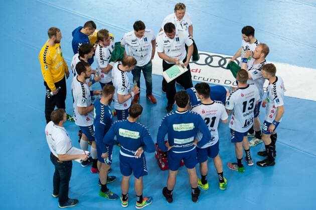 Team meeting at Aue during a break HC Rhein Vikings vs EHV Aue Handball 2 Bundesliga 20 04 18 Dusseldorf NRW Germany Castello Copyright: xcdn_nszx