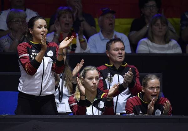 German team fires Julia Görges GER v Tatjana Maria GER Angelique KERBER GER Anna Lena Grönefeld GER Tennis Women Team Germany Germany Fed Cup Fed Cup 2018 Semifinal Germany GER vs Czech Republic CZE Porsche Arena Stuttgart 21 22 04 2018 Fed Cup Semi Final GER CZE Porsche Arena Stuttgart 2018