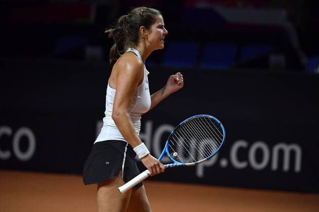 Julia GOERGES GER clenched his fist Gestik Jubel Freude Enthusiasm Action Single picture truncated single motive Half figure half figure Tennis Fed Cup Semi-finals Germany Czech Republic P O R S C H E A R E N A Stuttgart on 21 04 2018