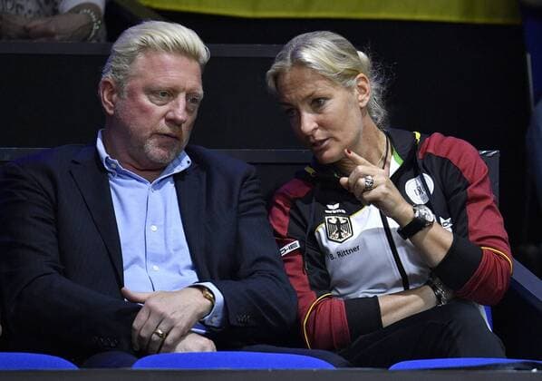 Boris Becker DTB left in discussion Discussion with Barbara Rittner DTB Gesture Gesture Tennis Ladies Team Germany Germany Fed Cup Fedation FedCup 2018 Semifinal Germany GER vs Czech Republic CZE Porsche Arena Stuttgart 21 22 04 2018 Fed Cup Semi-final GER CZE Porsche Arena Stuttgart 2018