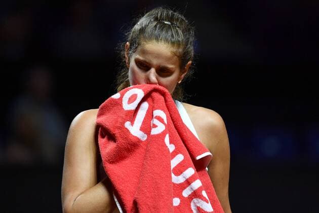 Julia GOERGES GER disappointment frustration disappointed frustrated dejected action single image trimmed single motive half figure half figure tennis Fed Cup semifinals Germany Czech Republic P O R S C H E A R E N A Stuttgart on 21 04 2018