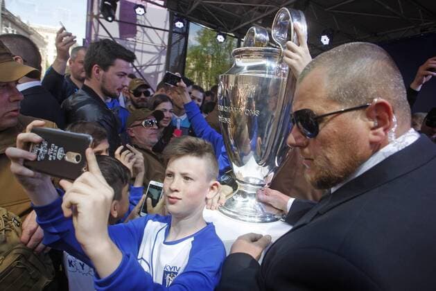 Fußball, CL, Pokale erreichen den Finalort Kiew April 21, 2018 - Kiev, Ukraine - Ukrainians take photos of the UEFA Champions League trophy during a handover ceremony in downtown Kiev, Ukraine, on 21 April 2018. Kiev will host the UEFA Champions League Final matches on 24 and 26 May 2018. UKRAINE UEFA CHAMPIONS LEAGUE FINAL - ZUMAg194 20180421_zap_g194_004 Copyright: xSergxGlovnyx