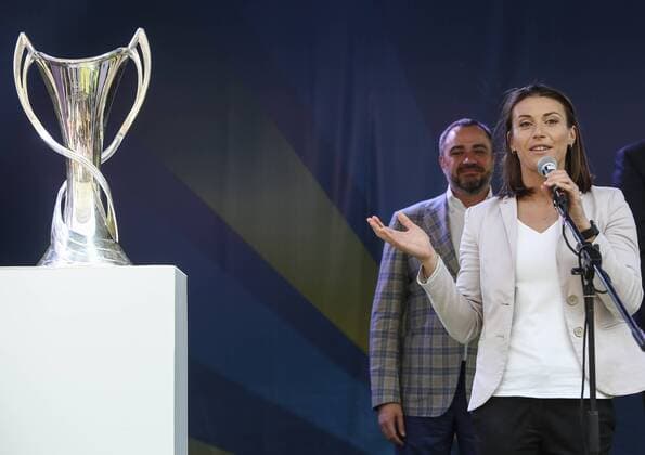 Fußball, CL, Pokale erreichen den Finalort Kiew April 21, 2018 - Kyiv, Ukraine - UEFA s Ambassador of Champions League Final Iya Andrushchak has a speech during the ceremony of Cups passing in Kyiv, Ukraine, April 21, 2018. UEFA s Champions League and Women Champions League Cups arrive in Kyiv, amid Ukraine s preparations to host UEFA Champions League and UEFA Women Champions League Finals. World News - April 21, 2018 - ZUMAk132 82900341st Copyright: xSergiixKharchenkox
