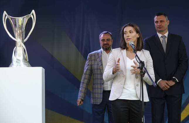 Fußball, CL, Pokale erreichen den Finalort Kiew April 21, 2018 - Kyiv, Ukraine - UEFA s Ambassador of Champions League Final Iya Andrushchak has a speech during the ceremony of Cups passing in Kyiv, Ukraine, April 21, 2018. UEFA s Champions League and Women Champions League Cups arrive in Kyiv, amid Ukraine s preparations to host UEFA Champions League and UEFA Women Champions League Finals. World News - April 21, 2018 - ZUMAk132 82900348st Copyright: xSergiixKharchenkox
