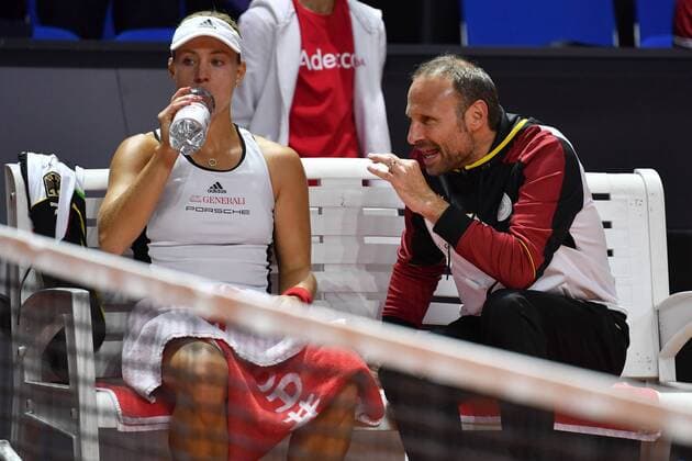 Jens GERLACH Team Principal GER with Angelique KERBER GER during a break in the game Gesture gives instructions Tennis Fed Cup Semifinals Germany Czech Republic P O R S C H E A R E N A Stuttgart on 21 04 2018
