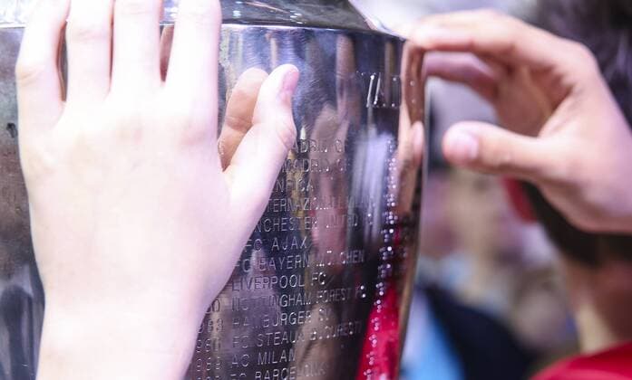 Fußball, CL, Pokale erreichen den Finalort Kiew April 21, 2018 - Kiev, Ukraine - People take pictures with UEFA Champions League Cups in Kyiv, Ukraine, April 21, 2018. UEFA s Champions League and Women Champions League Cups arrive in Kyiv, amid Ukraine s preparations to host UEFA Champions League and UEFA Women Champions League Finals. UEFA Champions League Trophy Handover  - ZUMAn230 20180421_zaa_n230_504 Copyright: xSergiixKharchenkox