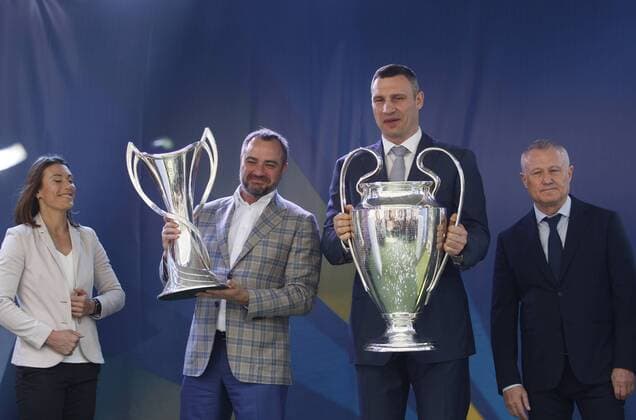Fußball, CL, Pokale erreichen den Finalort Kiew April 21, 2018 - Kiev, Ukraine - Mayor of Kiev Vitali Klitschko (2-R) and President Ukrainian soccer federation Andriy Pavelko (2-L), hold the Champions league trophies at the hand over ceremony in Kiev, Ukraine, 21 April, 2018. The Champions League Final is to take place on May 26 at the Olympiyski stadium in Kiev. UEFA Champions League Trophy Handover  - ZUMAn230 20180421_zaa_n230_529 Copyright: xStrx