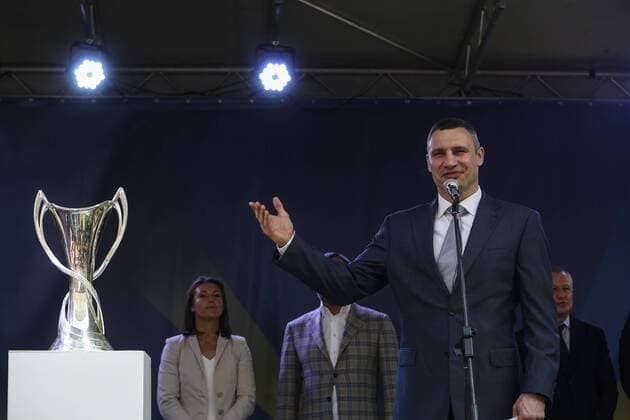Fußball, CL, Pokale erreichen den Finalort Kiew April 21, 2018 - Kiev, Ukraine - Kyiv City Mayor Vitalii Klitschko has a speech during the ceremony of Cups passing in Kyiv, Ukraine, April 21, 2018. UEFA s Champions League and Women Champions League Cups arrive in Kyiv, amid Ukraine s preparations to host UEFA Champions League and UEFA Women Champions League Finals. UEFA Champions League Trophy Handover  - ZUMAn230 20180421_zaa_n230_513 Copyright: xSergiixKharchenkox