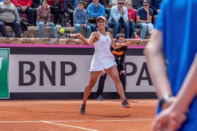Paraguayan tennis player Veronica Cepede (C) hits the ball against Spaniard Carla Suarez during their match as part of FedCup World Group II play-off round in La Manga, southeastern Spain, 21 April 2018. FedCup World Group II Play-Off Spain vs. Paraguay !ACHTUNG: NUR REDAKTIONELLE NUTZUNG!  Copyright: xCristobalxOsetex GRAF9042 20180421-636599209238529977